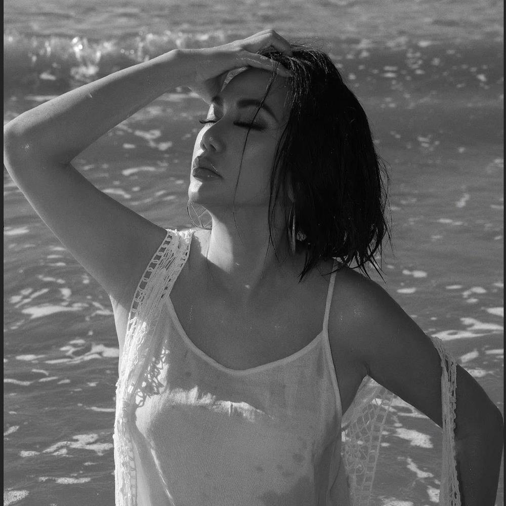 Nữ hoàng ảnh lịch U60 đi biển toàn mê đồ xuyên thấu, khoe dáng đẹp như gái đôi mươi-3