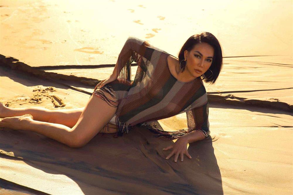 Nữ hoàng ảnh lịch U60 đi biển toàn mê đồ xuyên thấu, khoe dáng đẹp như gái đôi mươi-4