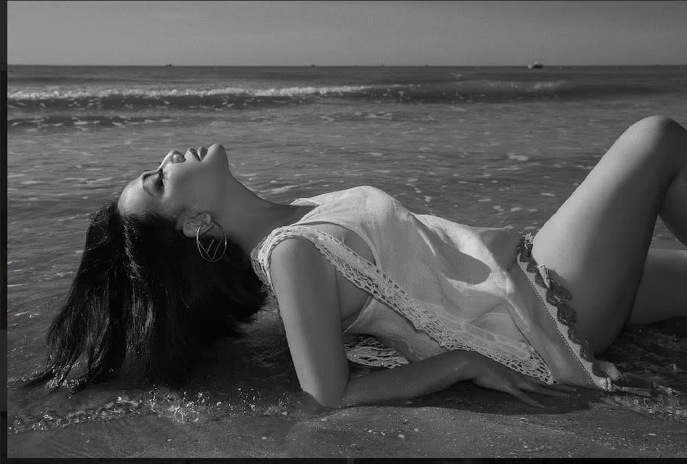 Nữ hoàng ảnh lịch U60 đi biển toàn mê đồ xuyên thấu, khoe dáng đẹp như gái đôi mươi-5