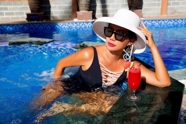 Nữ hoàng ảnh lịch U60 đi biển toàn mê đồ xuyên thấu, khoe dáng đẹp như gái đôi mươi-7