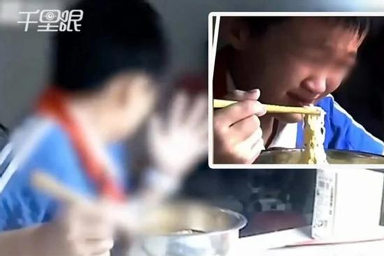 Ông nội cắn cháu trai để phạt tội rửa bát chậm, dư luận Trung Quốc phẫn nộ khi biết sự thật phía sau