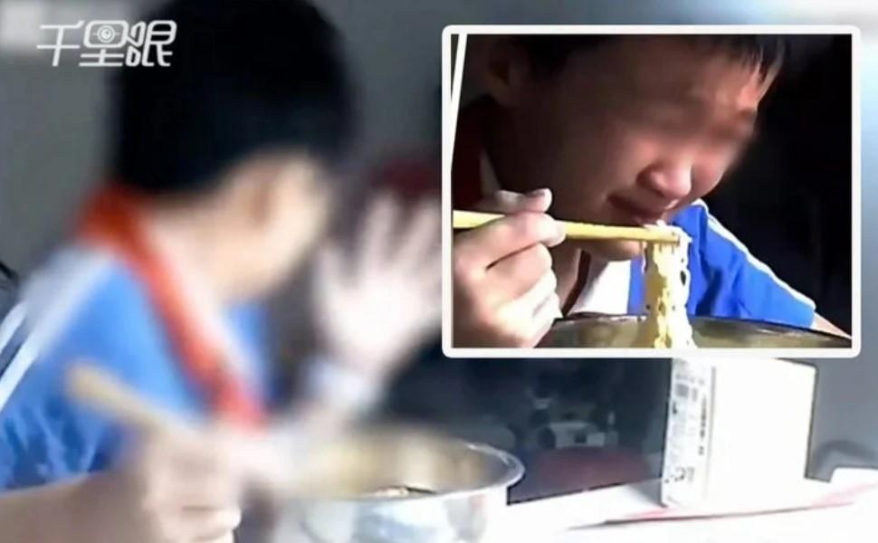 Ông nội cắn cháu trai để phạt tội rửa bát chậm, dư luận Trung Quốc phẫn nộ khi biết sự thật phía sau-1