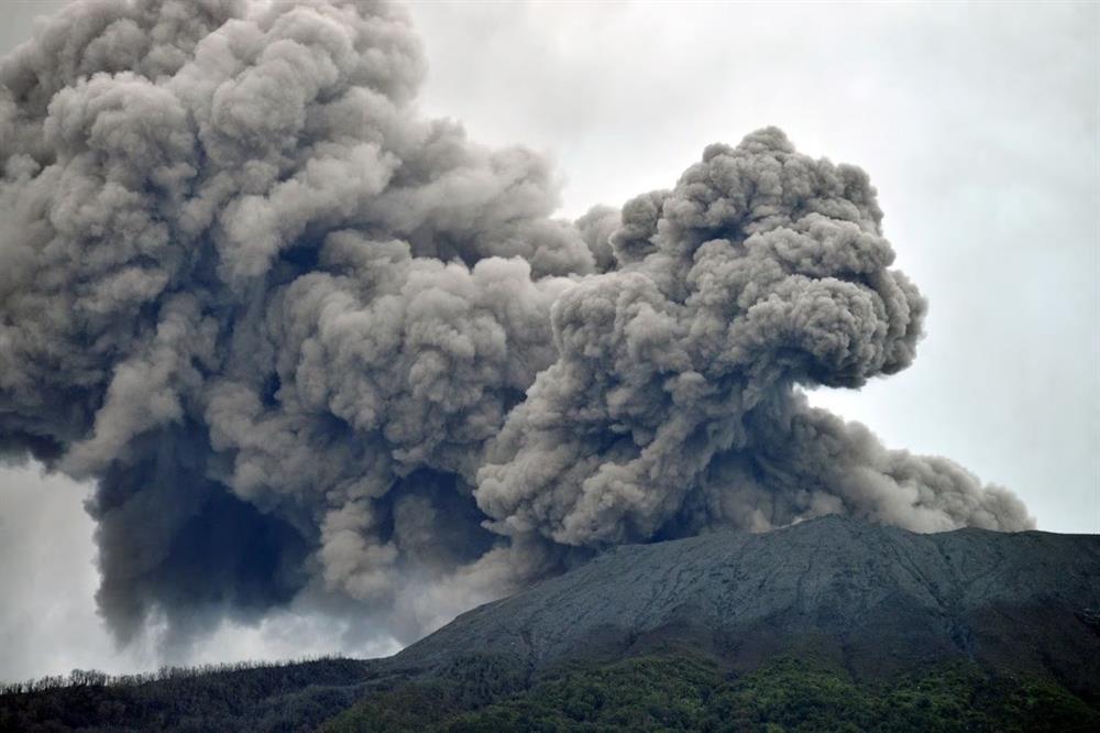 Núi lửa Indonesia phun trào, 11 người leo núi thiệt mạng-1