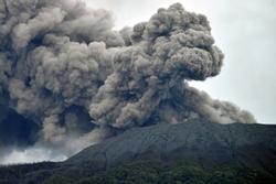 Núi lửa Indonesia phun trào, 11 người leo núi thiệt mạng