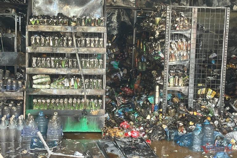 Huy động hơn 100 người chữa cháy cửa hàng tạp hóa-2