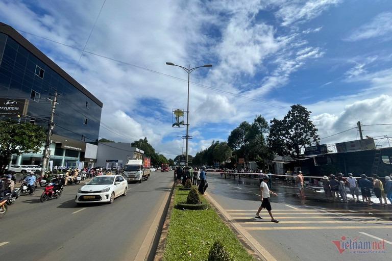 Huy động hơn 100 người chữa cháy cửa hàng tạp hóa-3