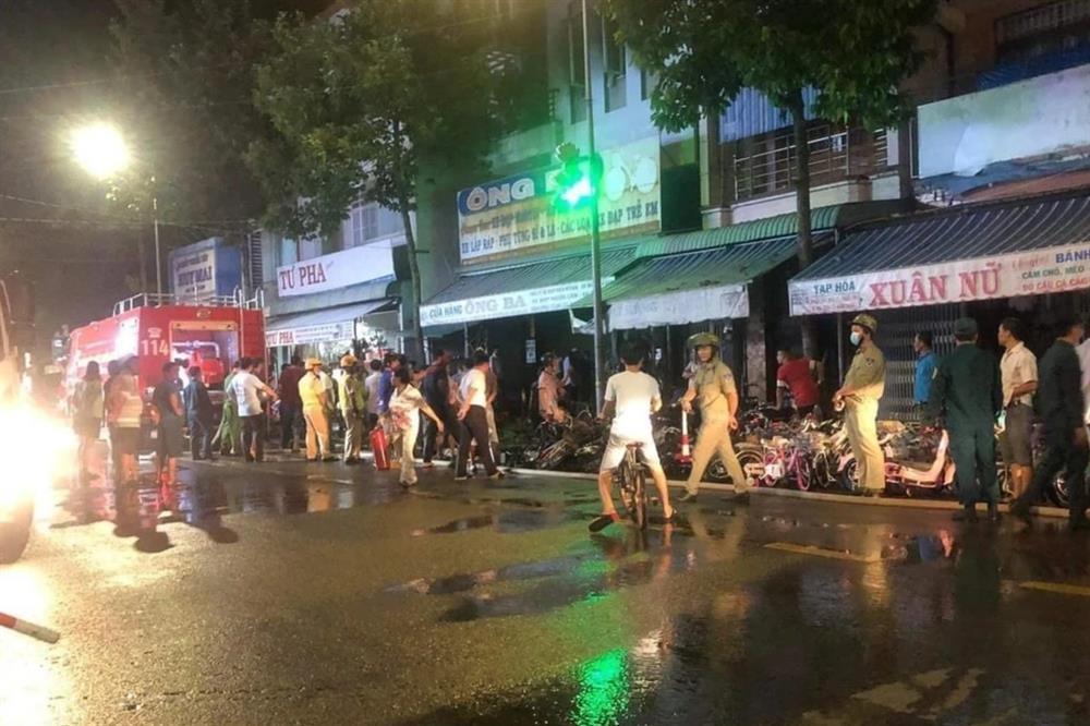 Cửa hàng xe đạp bốc cháy trong đêm, con gái chủ nhà thoát nạn-1