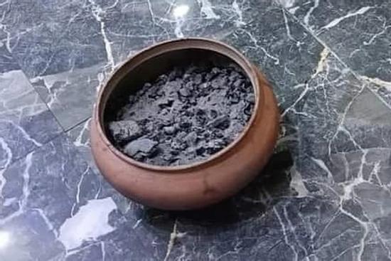 Đốt than sưởi ấm suốt đêm, 3 người trong gia đình bất tỉnh