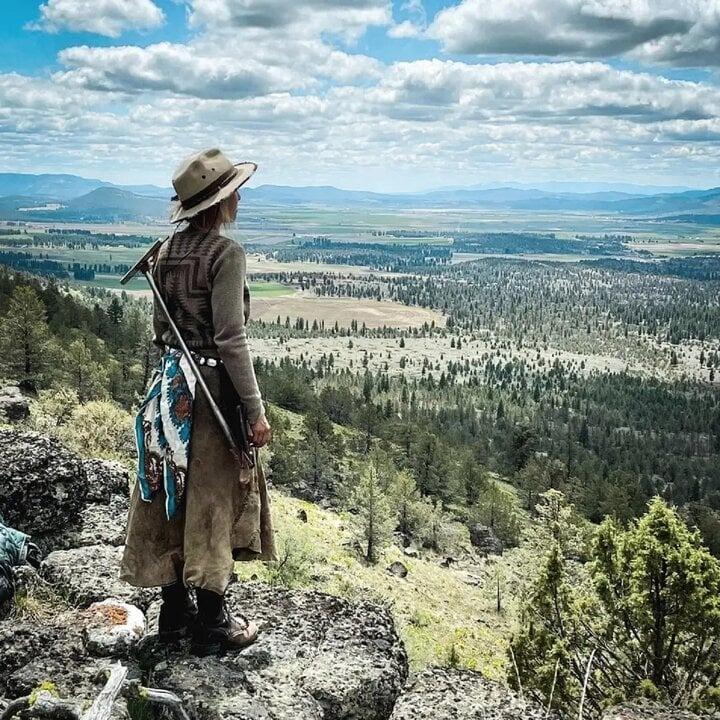 Cô gái gây sốt mạng với 4 năm sống du mục, ăn động vật chết, di chuyển bằng ngựa-3