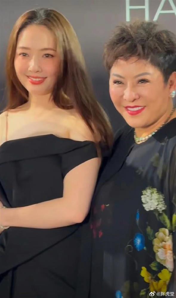 Quách Bích Đình và mẹ chồng song hành đi sự kiện, nghi vấn mang thai con thứ 3 vì dáng vóc bất thường-2