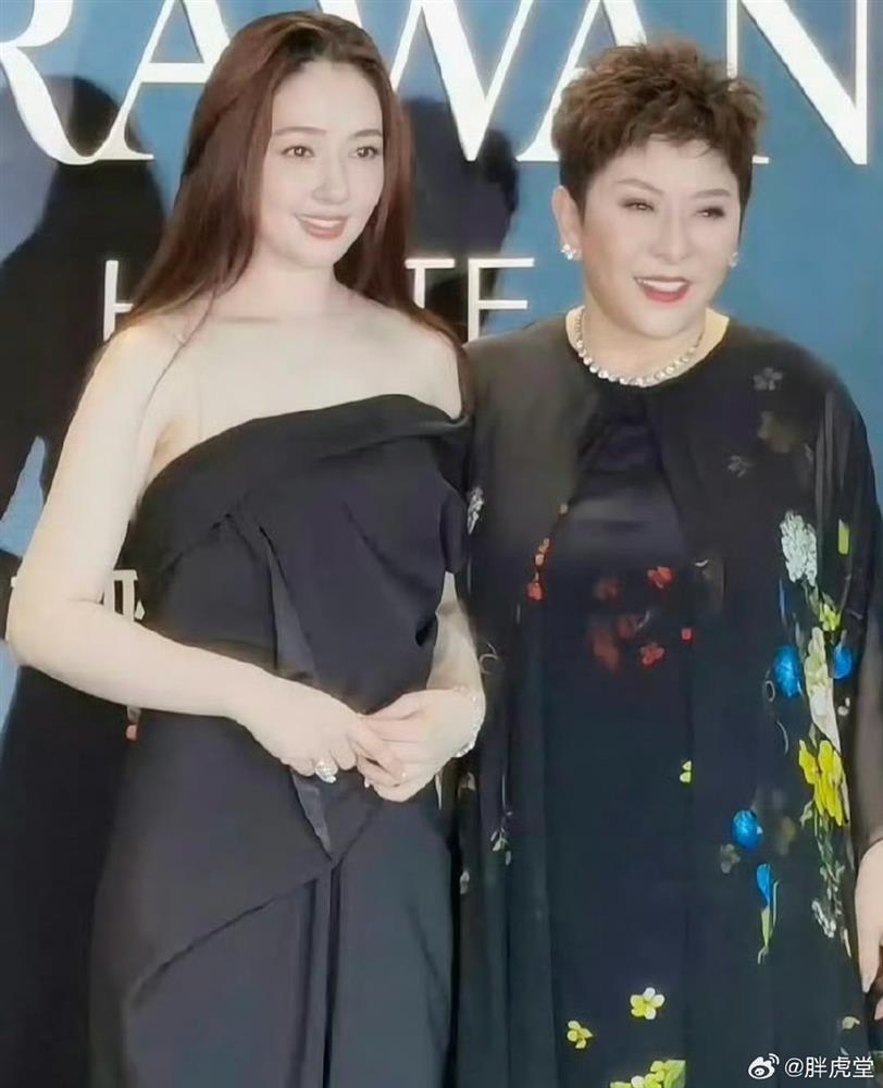 Quách Bích Đình và mẹ chồng song hành đi sự kiện, nghi vấn mang thai con thứ 3 vì dáng vóc bất thường-3