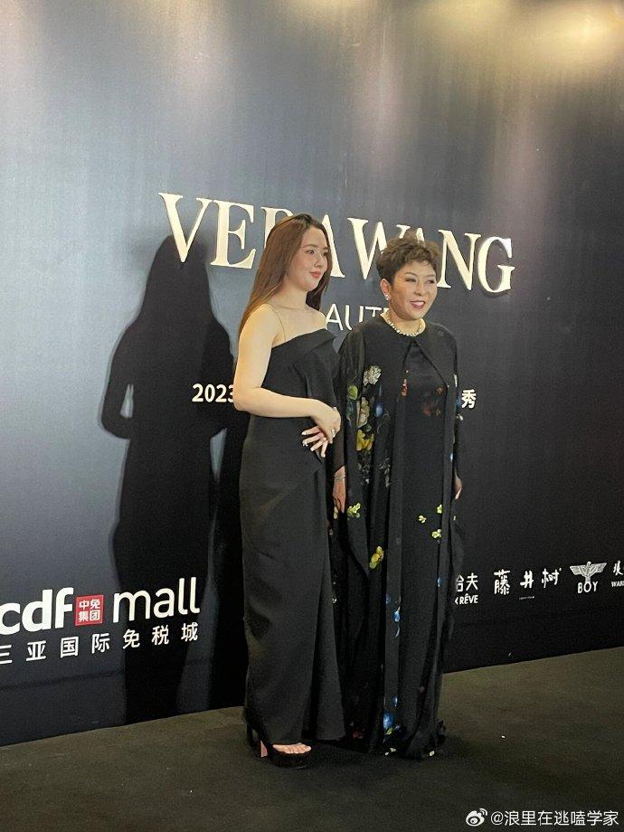 Quách Bích Đình và mẹ chồng song hành đi sự kiện, nghi vấn mang thai con thứ 3 vì dáng vóc bất thường-4