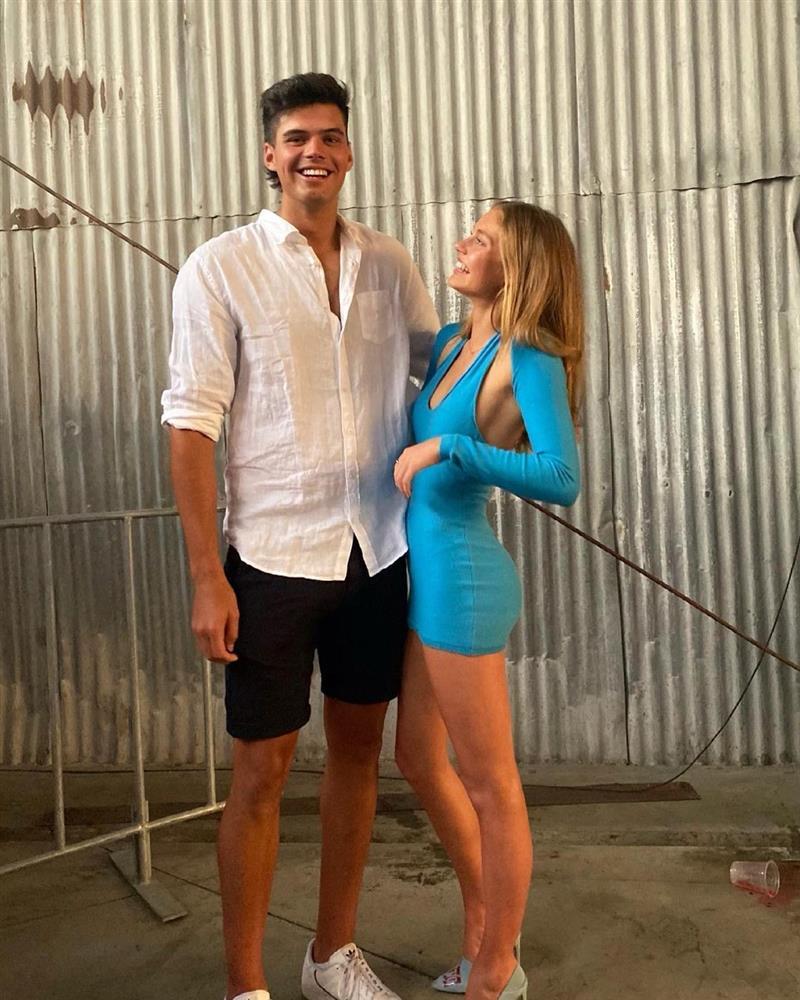 Á hậu Hoàn vũ công khai bạn trai cao 2,11 m-1