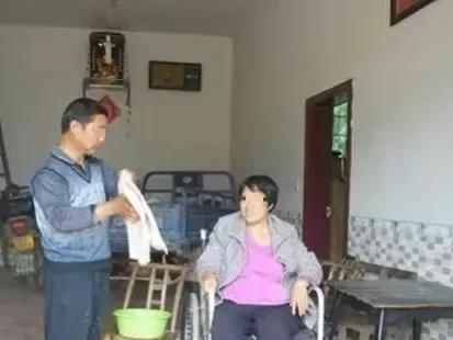 Lấy chồng xa gần 30 năm luôn tìm cớ không về nhà, cha già bật khóc khi nhìn thấy hình dạng con ngày trở lại-2