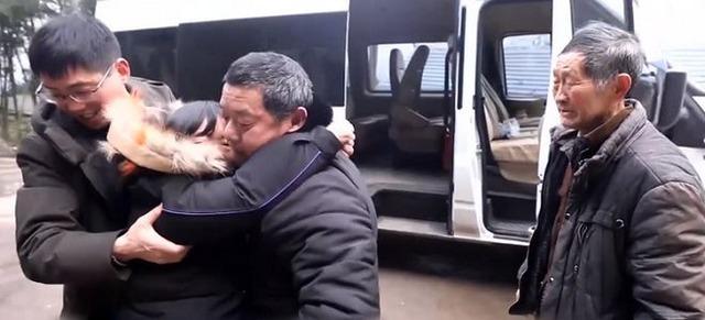 Lấy chồng xa gần 30 năm luôn tìm cớ không về nhà, cha già bật khóc khi nhìn thấy hình dạng con ngày trở lại-4