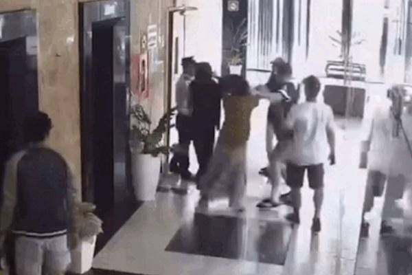 Nghi hoa khôi đại học hành hung người khác, nhà trường xác minh-2