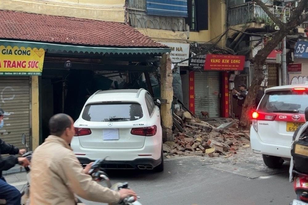 Vụ xe Mercedes tông đổ tường nhà cổ: Nữ tài xế có hơi men-1