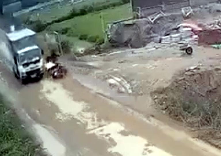 Chở vợ mang bầu va chạm với ô tô tải, người chồng tử vong-1