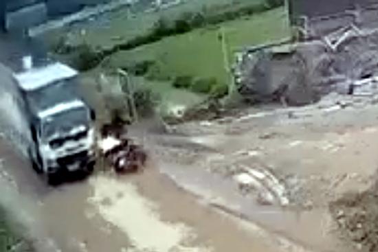 Chở vợ mang bầu va chạm với ô tô tải, người chồng tử vong