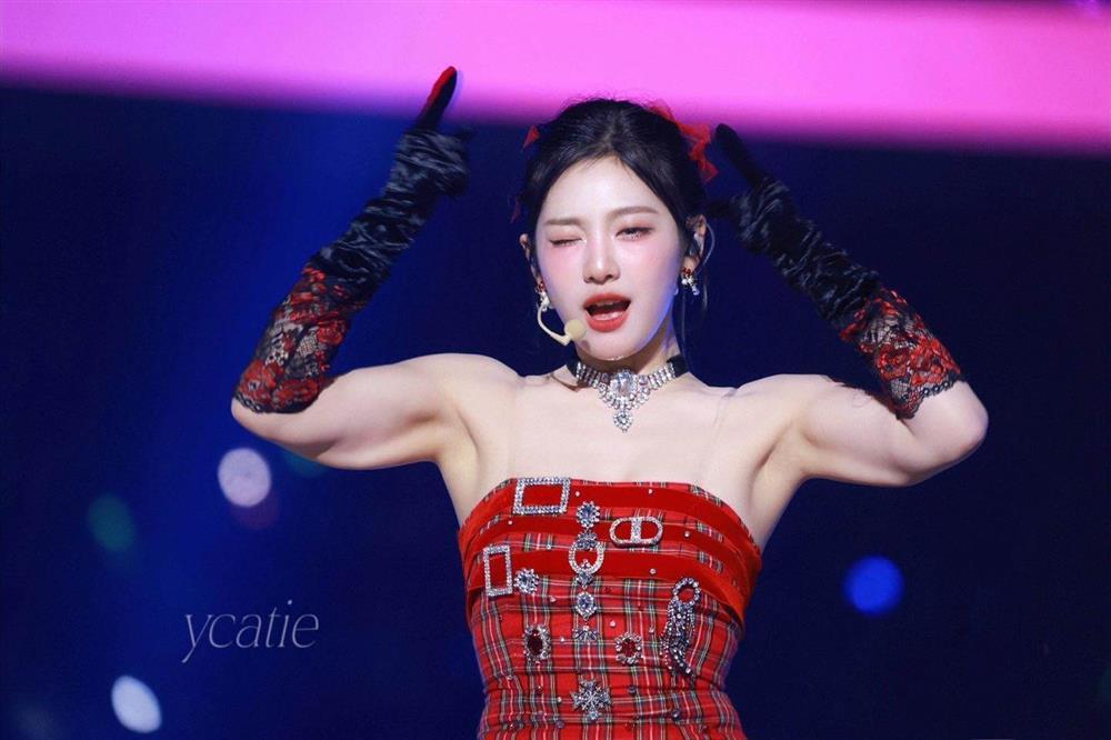 Xuất hiện mỹ nữ cơ bắp có gương mặt tựa búp bê sống gây sốt mạng xã hội-1