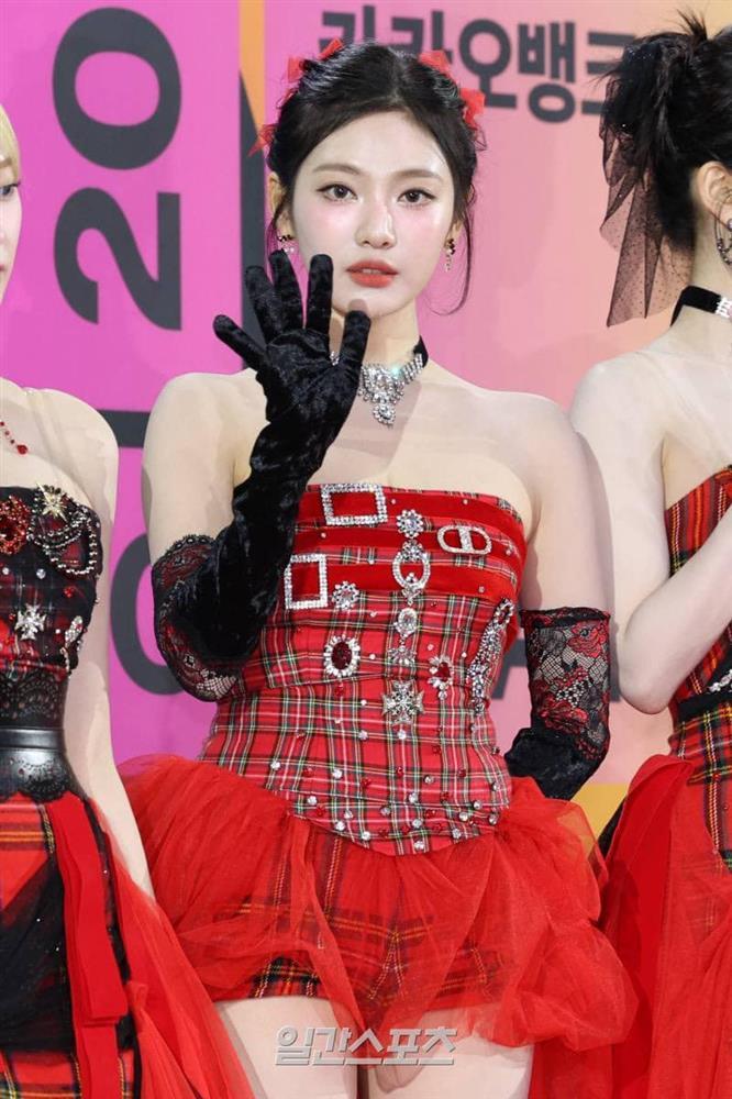 Xuất hiện mỹ nữ cơ bắp có gương mặt tựa búp bê sống gây sốt mạng xã hội-3