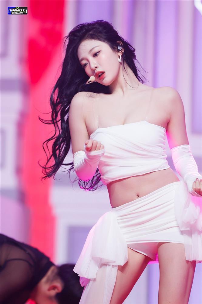 Xuất hiện mỹ nữ cơ bắp có gương mặt tựa búp bê sống gây sốt mạng xã hội-7