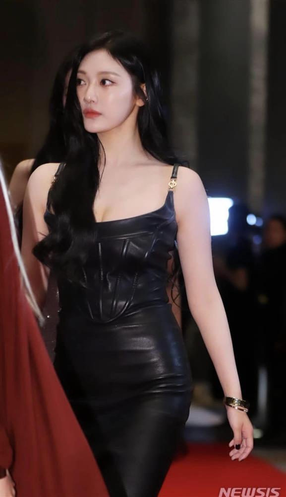 Xuất hiện mỹ nữ cơ bắp có gương mặt tựa búp bê sống gây sốt mạng xã hội-8