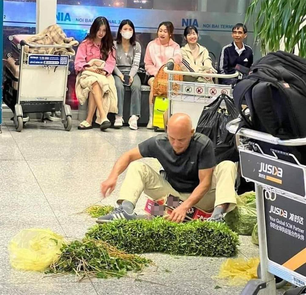 Khách tây ngồi nhặt rau muống tại sân bay Nội Bài-1
