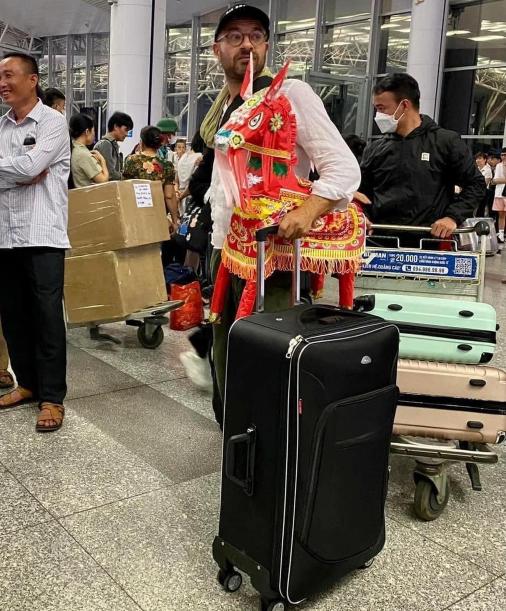 Những ông Tây đến Việt Nam gây sốt vì nhặt rau, cầm vàng mã… ở sân bay-3