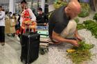 Những ông Tây đến Việt Nam gây 'sốt' vì nhặt rau, cầm vàng mã… ở sân bay