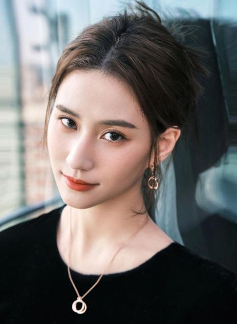 Con gái trùm sòng bài Ma Cao Hà Siêu Liên và chồng tài tử khoe khoảnh khắc hôn nhau lãng mạn-4