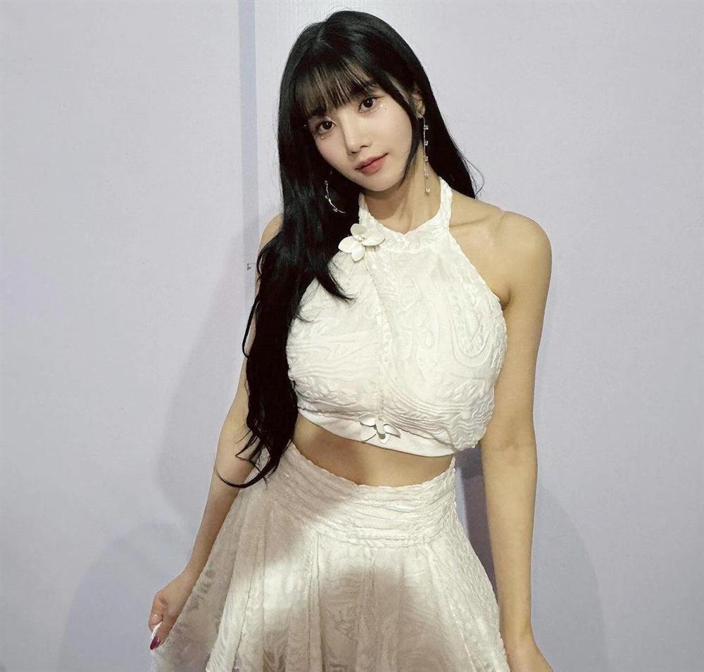 Nữ thần mùa hè hút hàng nghìn người kéo đến Quảng trường Thái Bình quyến rũ cỡ nào?-1