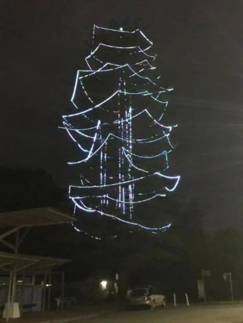 Người dân phẫn nộ trước màn trang trí cây thông Noel thảm hại chưa từng có-1