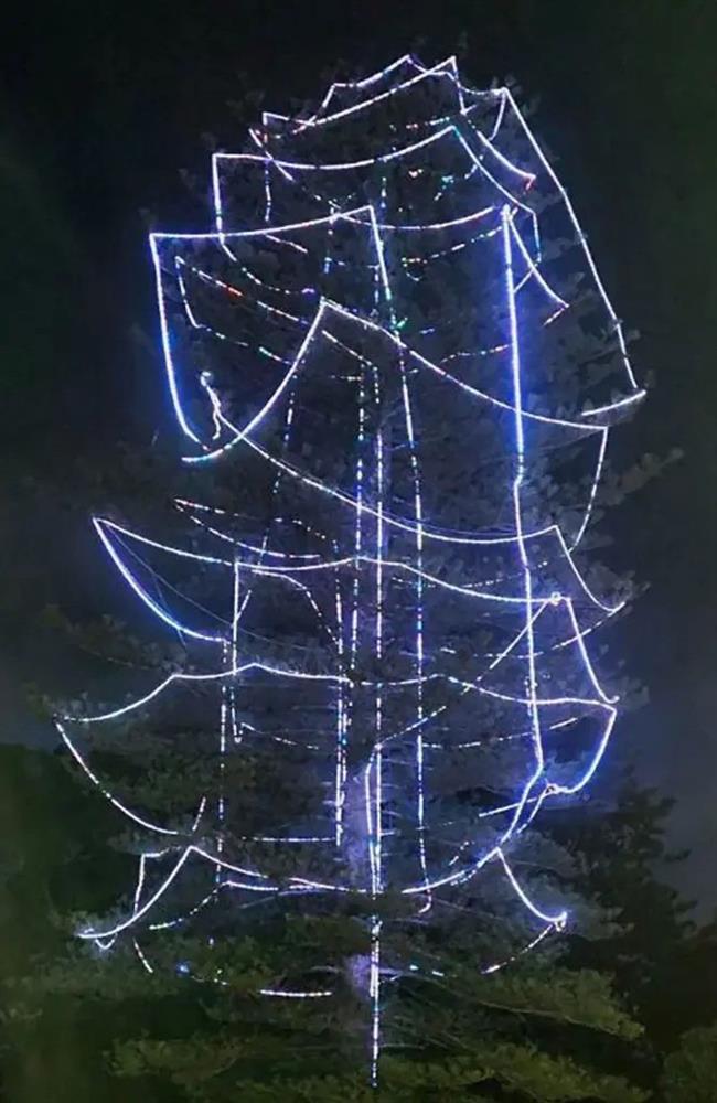 Người dân phẫn nộ trước màn trang trí cây thông Noel thảm hại chưa từng có-2