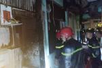 Giải cứu 6 người mắc kẹt trong đám cháy nhà ở TP.HCM-4