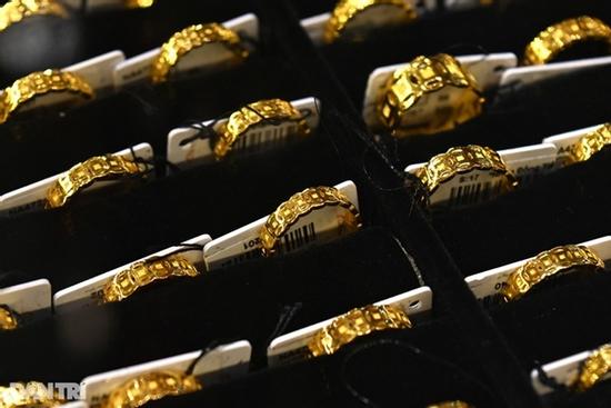 Giá vàng tăng vùn vụt, có lúc tiến sát 2.140 USD/ounce