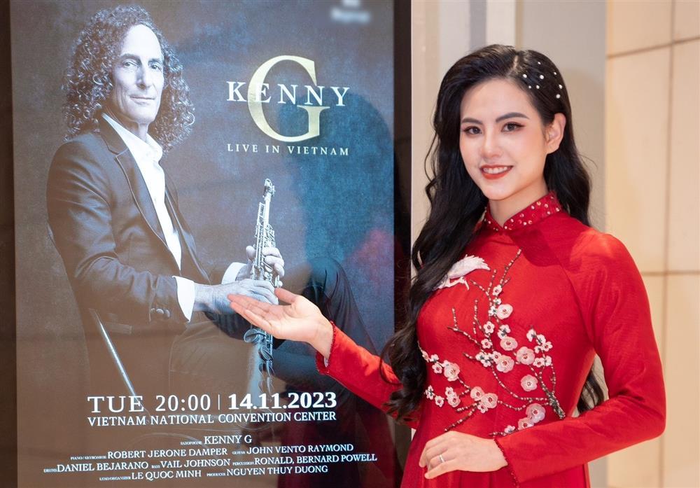 Nữ MC xinh đẹp, tài năng phỏng vấn độc quyền huyền thoại Kenny G tại Hà Nội-2