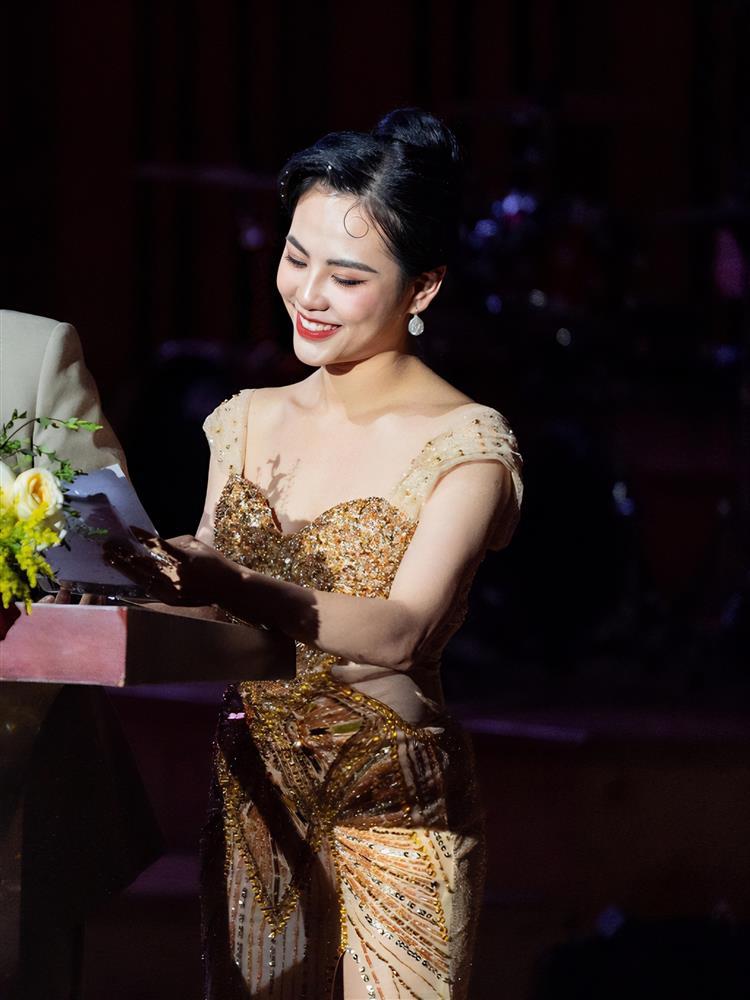 Nữ MC xinh đẹp, tài năng phỏng vấn độc quyền huyền thoại Kenny G tại Hà Nội-3