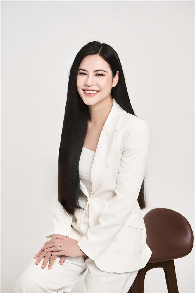 Nữ MC xinh đẹp, tài năng phỏng vấn độc quyền huyền thoại Kenny G tại Hà Nội-4