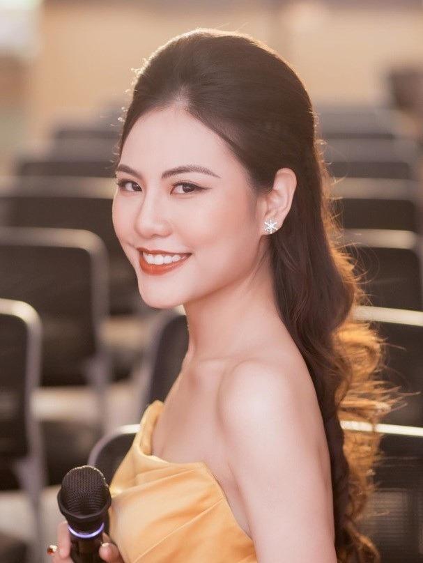 Nữ MC xinh đẹp, tài năng phỏng vấn độc quyền huyền thoại Kenny G tại Hà Nội-6