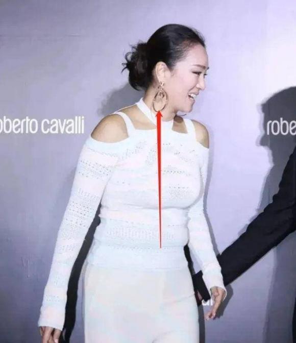 Củng Lợi ngoại hình khác lạ ở tuổi 57, diện đồ trắng để lộ một nhược điểm này-1