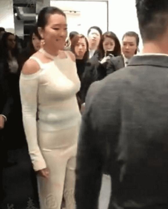 Củng Lợi ngoại hình khác lạ ở tuổi 57, diện đồ trắng để lộ một nhược điểm này-2