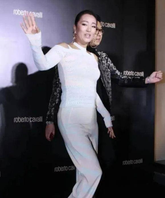 Củng Lợi ngoại hình khác lạ ở tuổi 57, diện đồ trắng để lộ một nhược điểm này-3