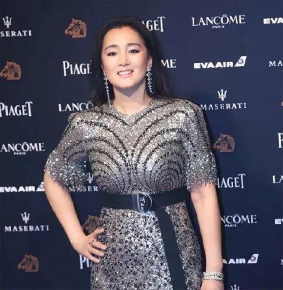 Củng Lợi ngoại hình khác lạ ở tuổi 57, diện đồ trắng để lộ một nhược điểm này-4