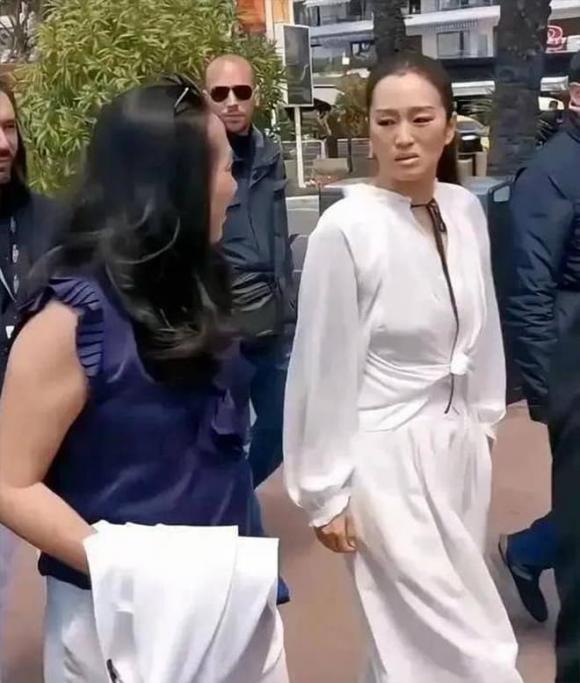 Củng Lợi ngoại hình khác lạ ở tuổi 57, diện đồ trắng để lộ một nhược điểm này-5