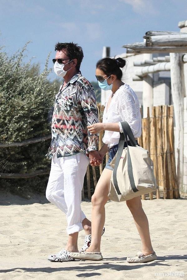 Củng Lợi ngoại hình khác lạ ở tuổi 57, diện đồ trắng để lộ một nhược điểm này-6