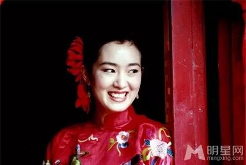 Củng Lợi ngoại hình khác lạ ở tuổi 57, diện đồ trắng để lộ một nhược điểm này-7