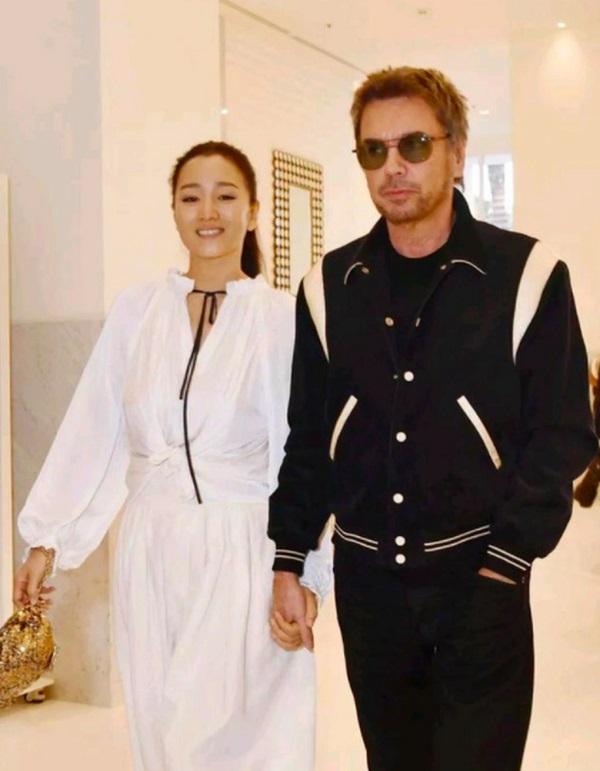 Củng Lợi ngoại hình khác lạ ở tuổi 57, diện đồ trắng để lộ một nhược điểm này-9