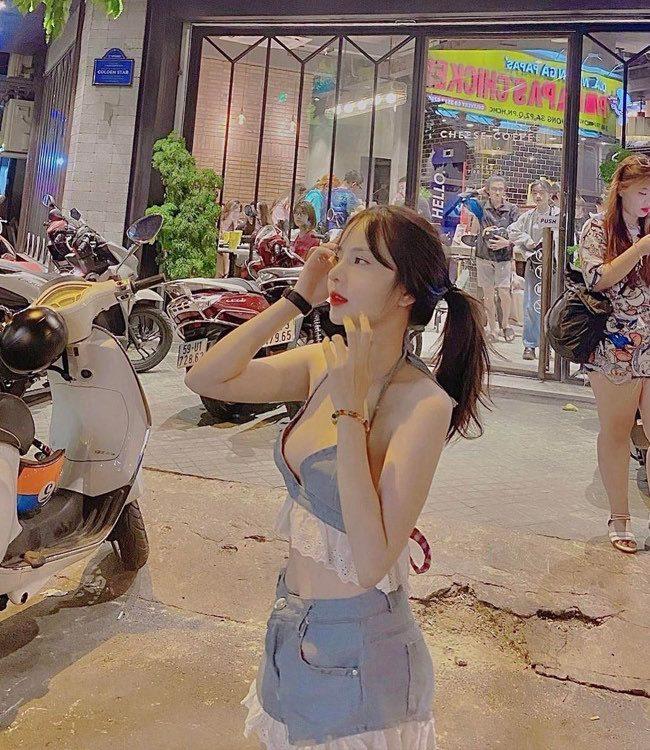 Cô gái gây tranh cãi khi mặc đồ denim như áo bơi đi uống cafe-3