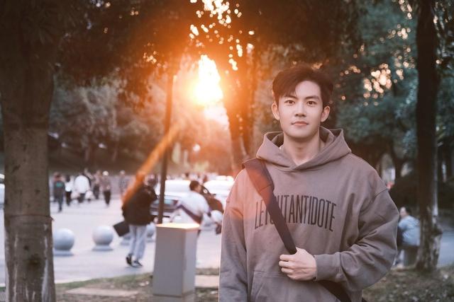 Thầy giáo nam thần được sinh viên xin chụp cùng và phản ứng đáng yêu gây bão mạng xã hội-1